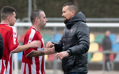L'excapità Toni Sánchez (esquerra) agafa el relleu de Toni Sallés (dreta) al Tibidabo | Roger Benet